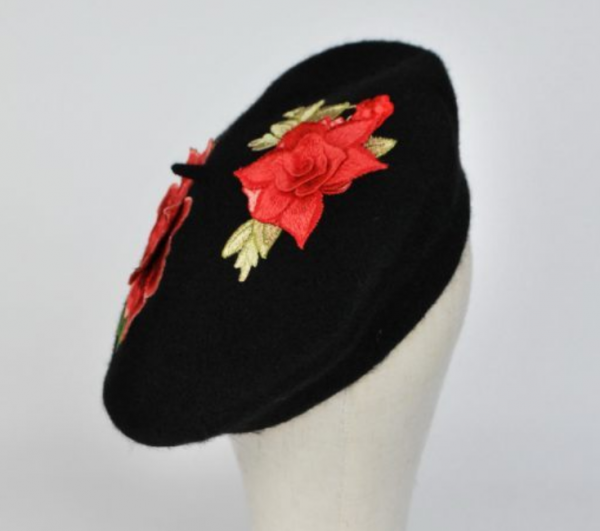 Topi berets dengan aksen bordir floral